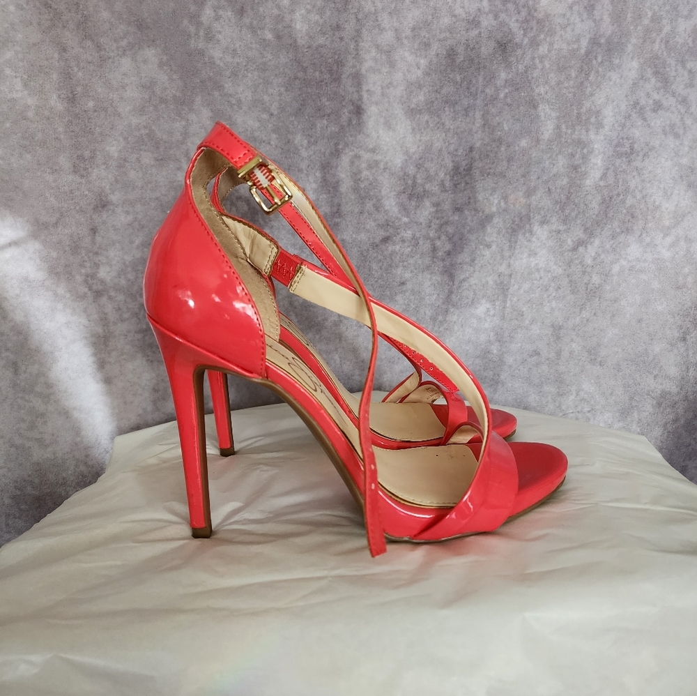 Jessica Simpson's Coral Pink High Heel Shoes.. Size: 7.5M